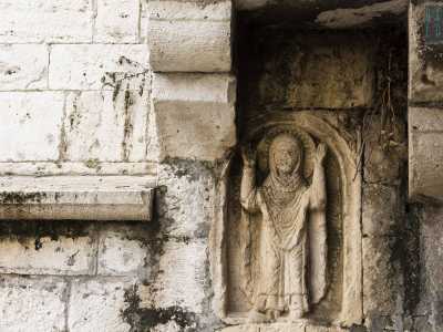 ...sotto di esso � possibile osservare la "Madonna del non se so niente", cos� soprannominata per le sue braccia protese verso l'alto, posizione tipica di chi si dichiara all'oscuro di qualcosa